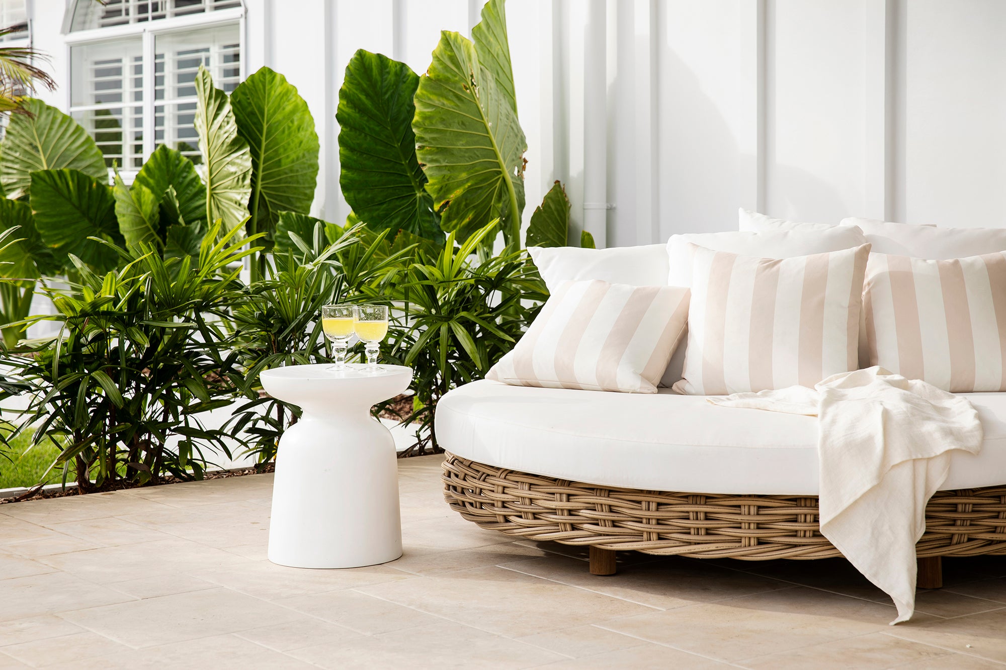 Akoni Side Table | Small | Resin Uniqwa Collections